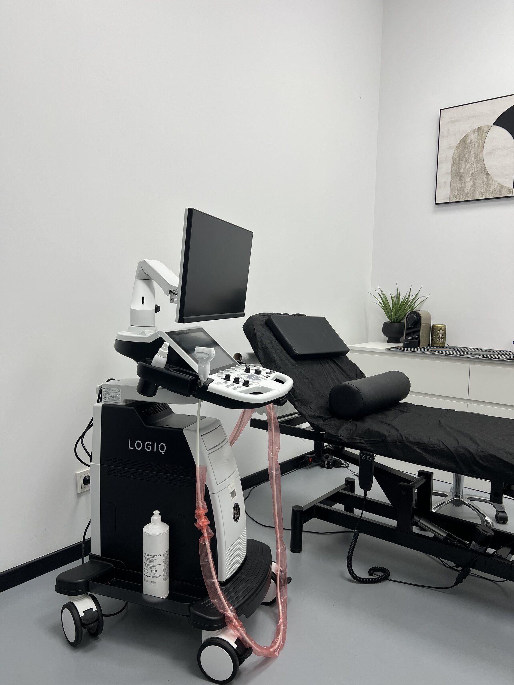 Sala con ecógrafo y camilla para fisioterapia ecoguiada