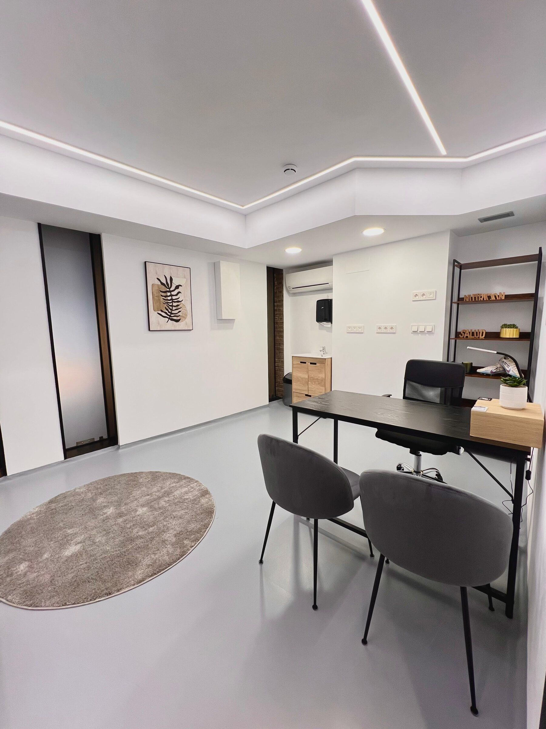 Gabinete de nutrición con escritorio, sillas y alfombra