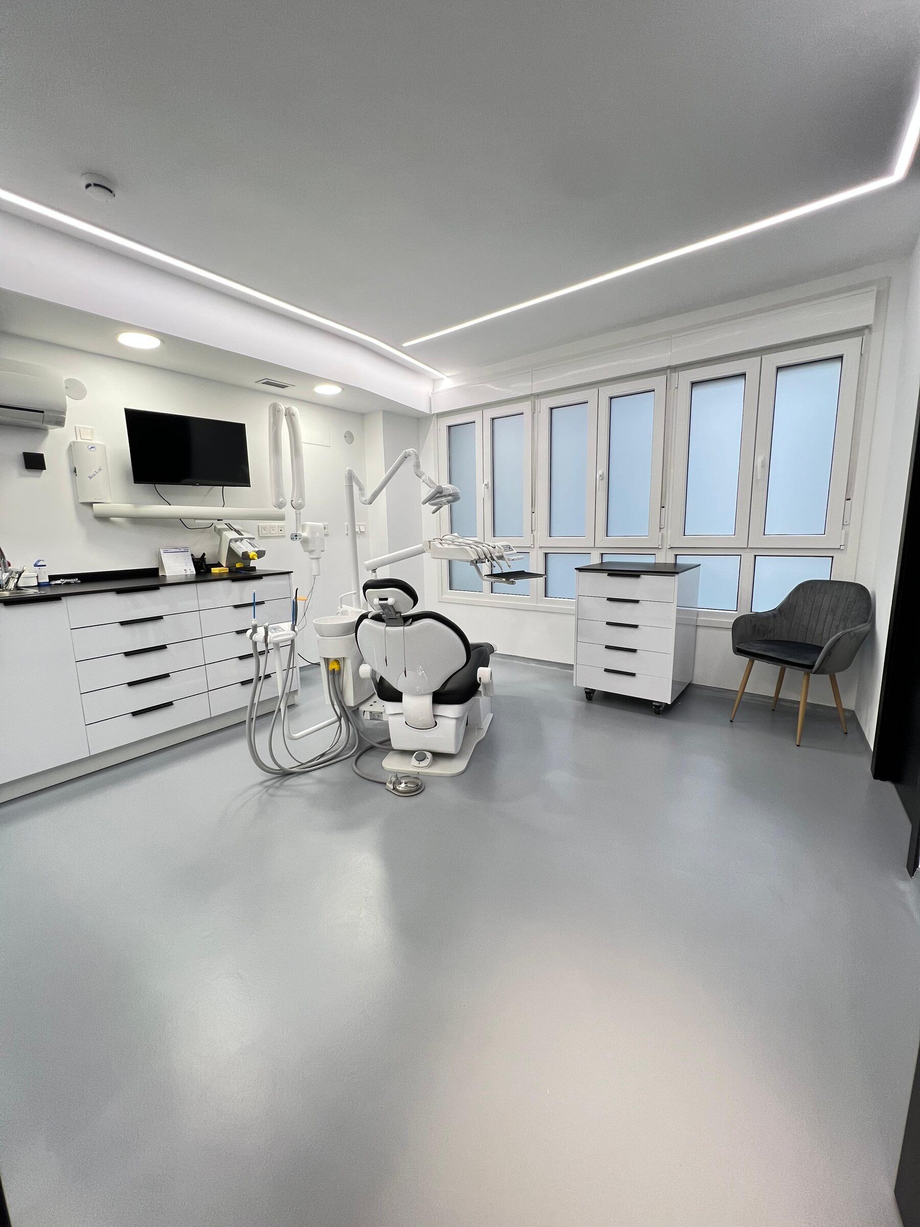 Gabinete de odontología amplio y luminoso con sillón dental