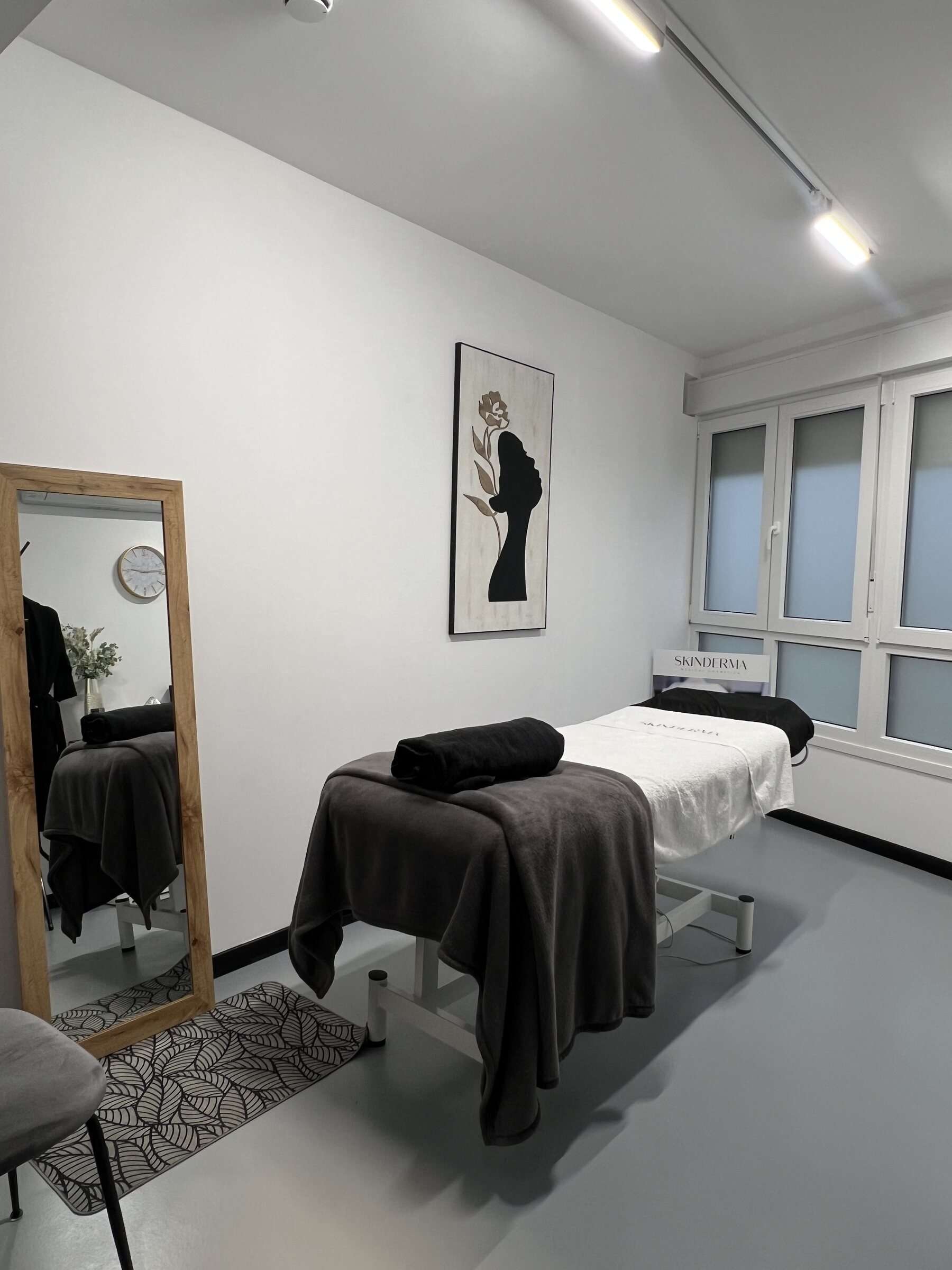Cabina de estética con camilla y espejo de pie