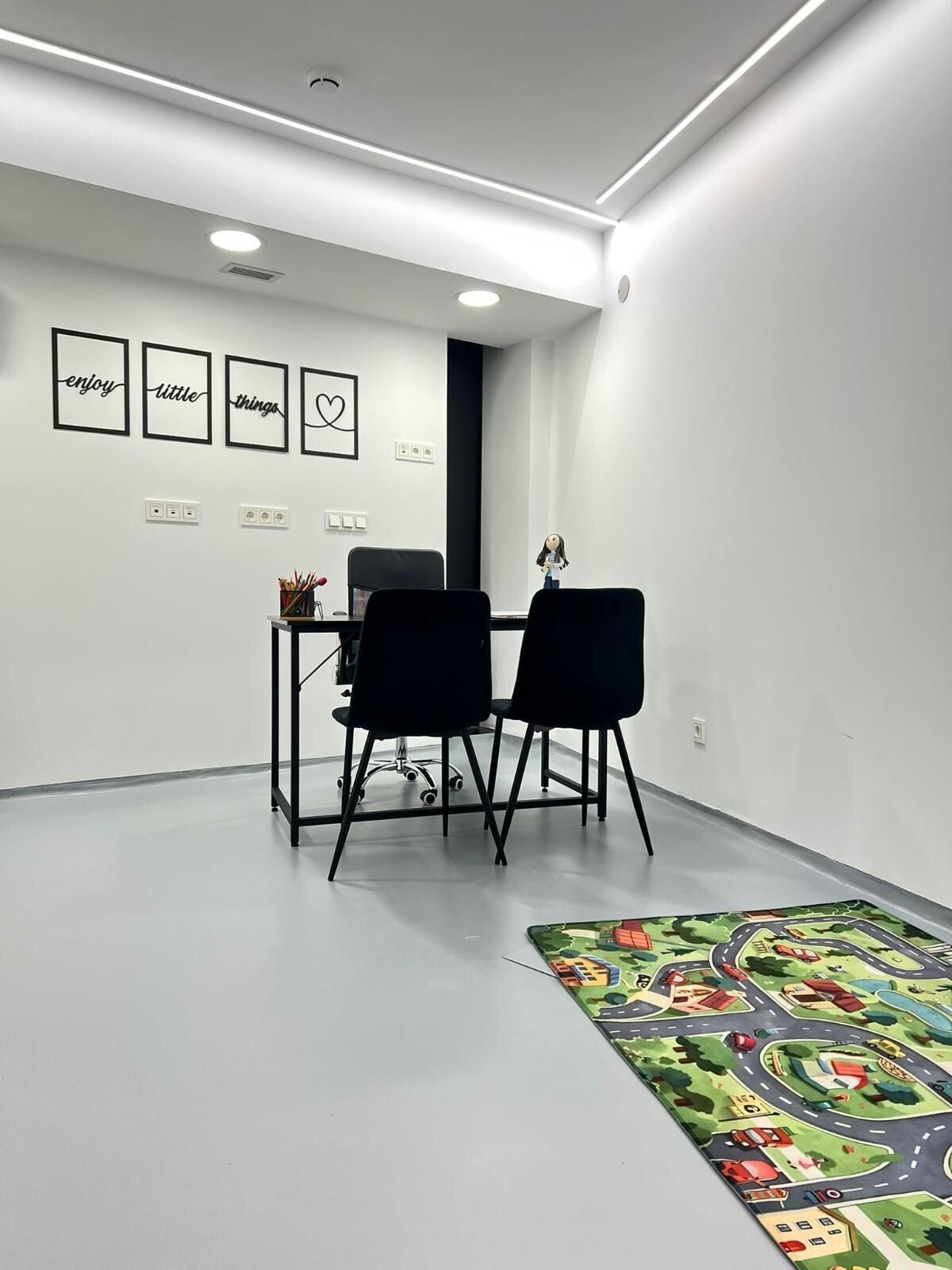 Gabinete infantil de logopedia con alfombra de juegos