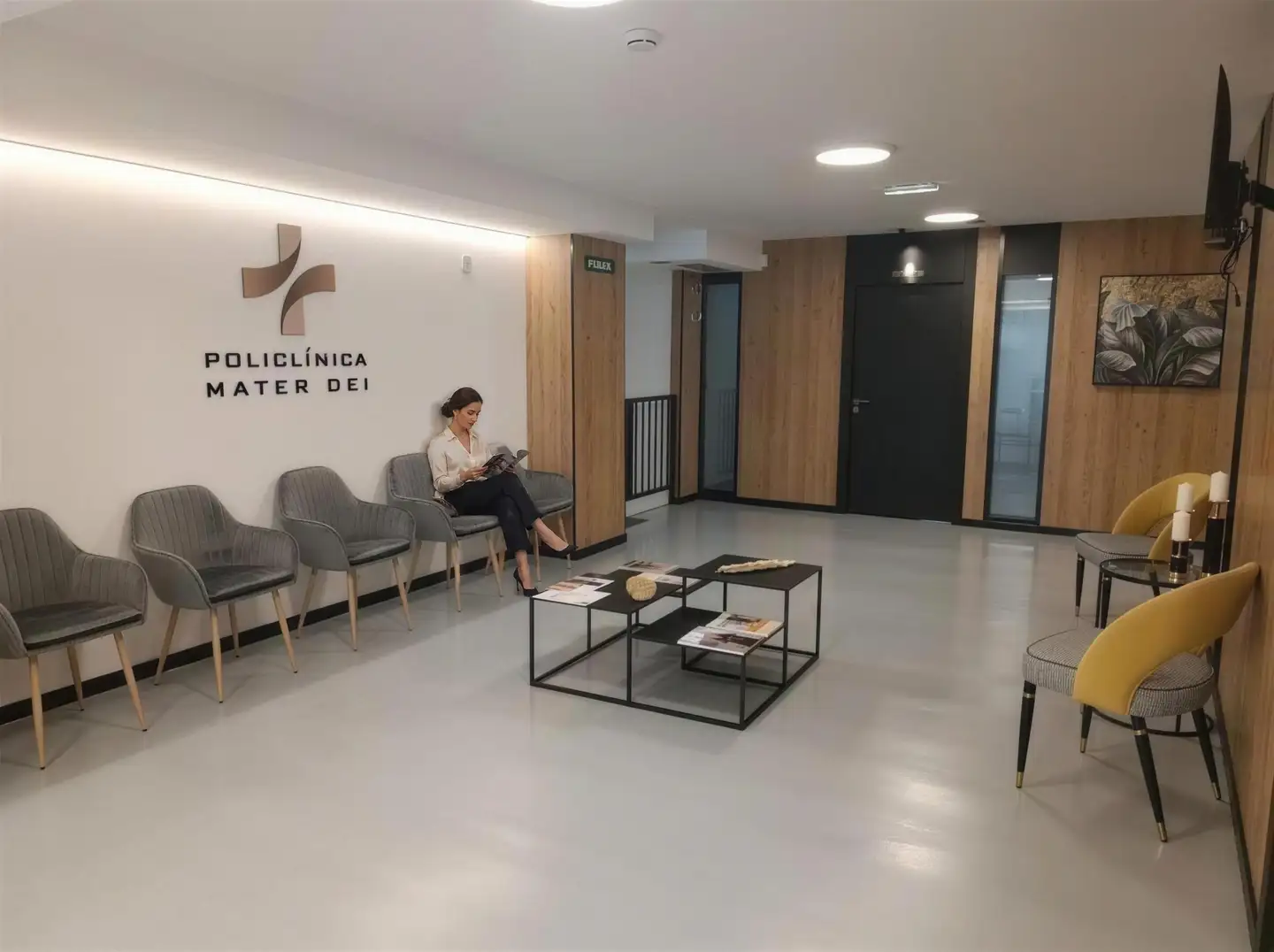 Imagen ilustrativa: sala de espera de Policlínica Mater Dei en Oviedo, con el logotipo en la pared y una paciente leyendo una revista