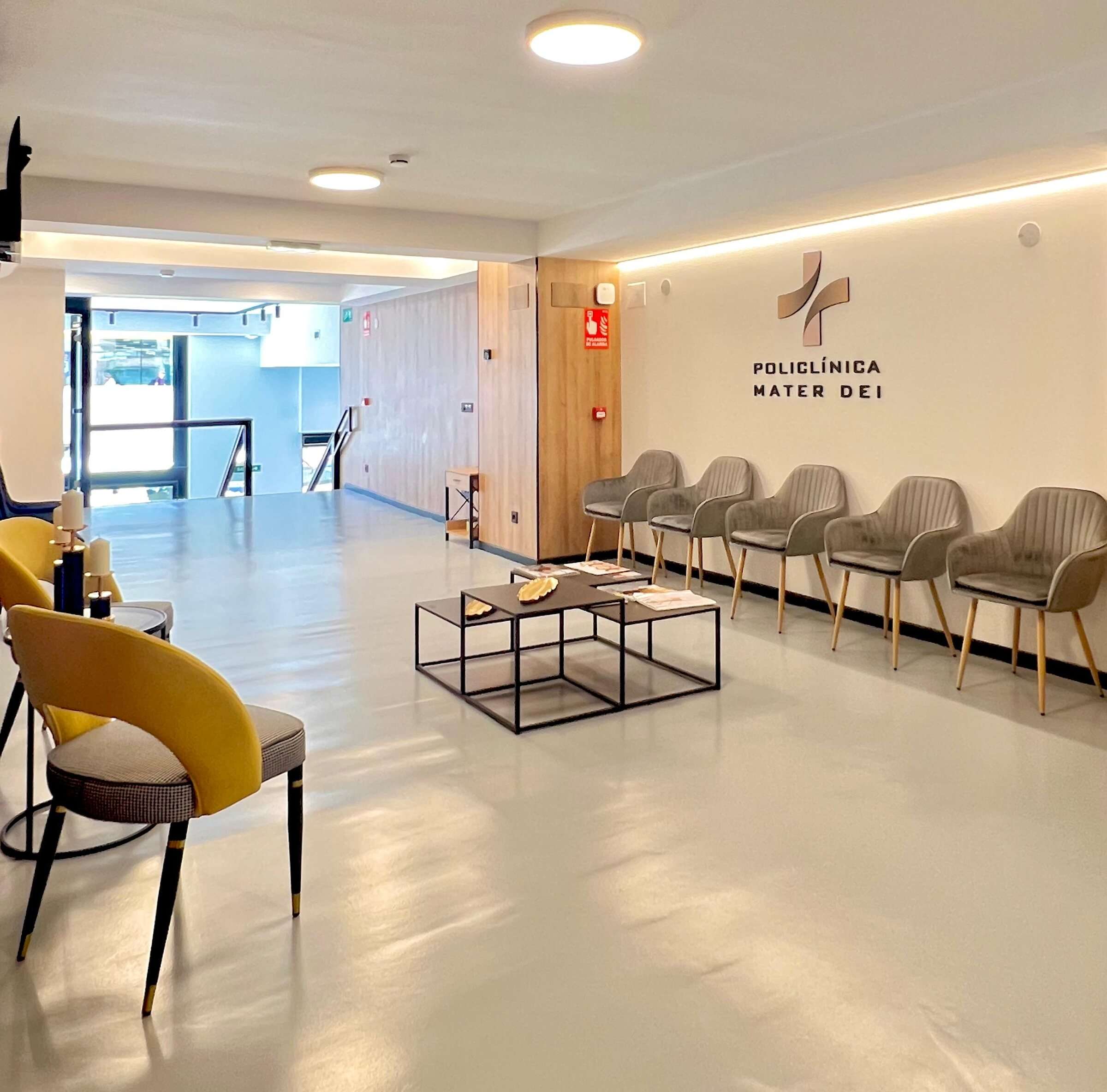 Sala de espera de la segunda planta con el logotipo de Mater Dei