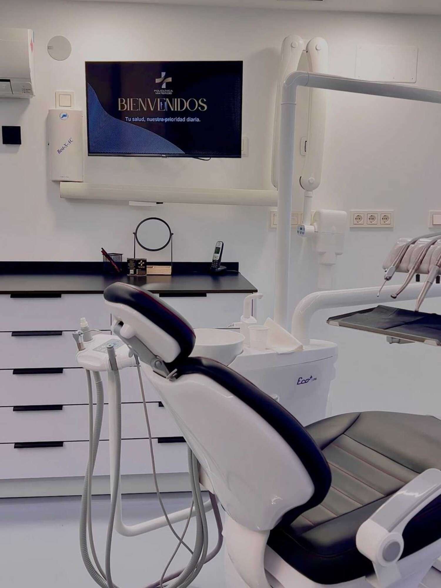 Gabinete de odontología con sillón dental en Policlínica Mater Dei, Oviedo